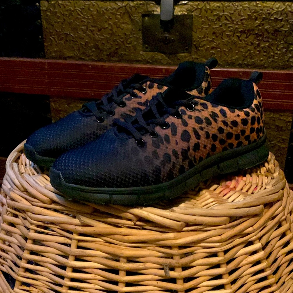 NWOT Women’s 9 cheetah 🐆 print sneaker’s luckless brand
